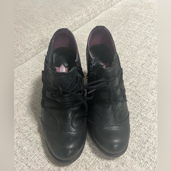 Beautiful Black Leather Atrai Shoe Heel - Picture 4 of 7